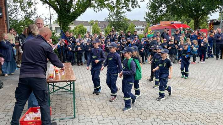FW Lehrte: 231 Kinder und Jugendliche feiern die Jubiläen der Kinder- und Jugendfeuerwehr Ahlten