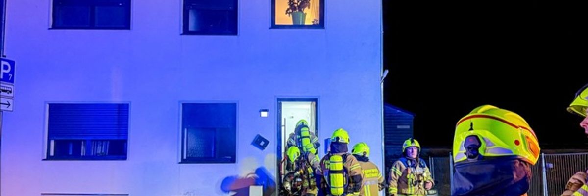 FW-DT: Gemeldeter Wohnungsbrand - Essen auf Herd verursacht starke Rauchentwicklung
