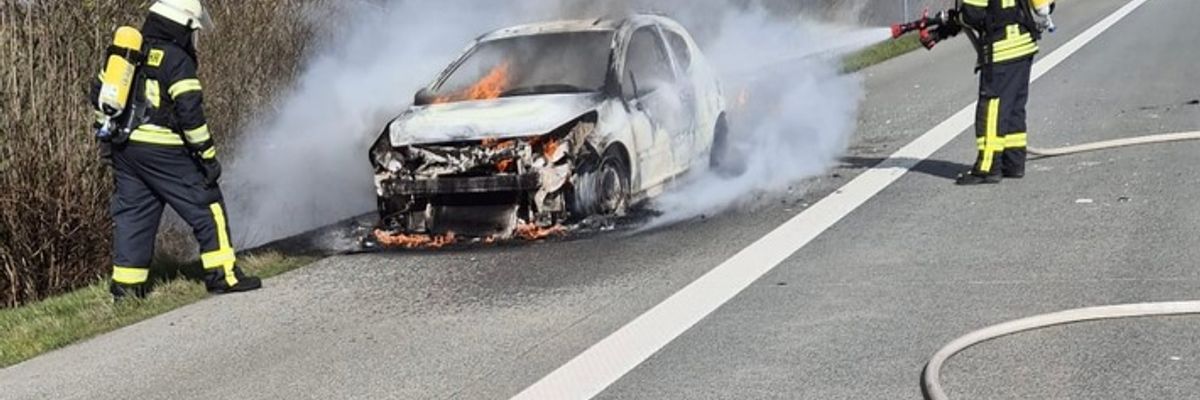 FW-ROW: Kleinwagen brennt in voller Ausdehnung