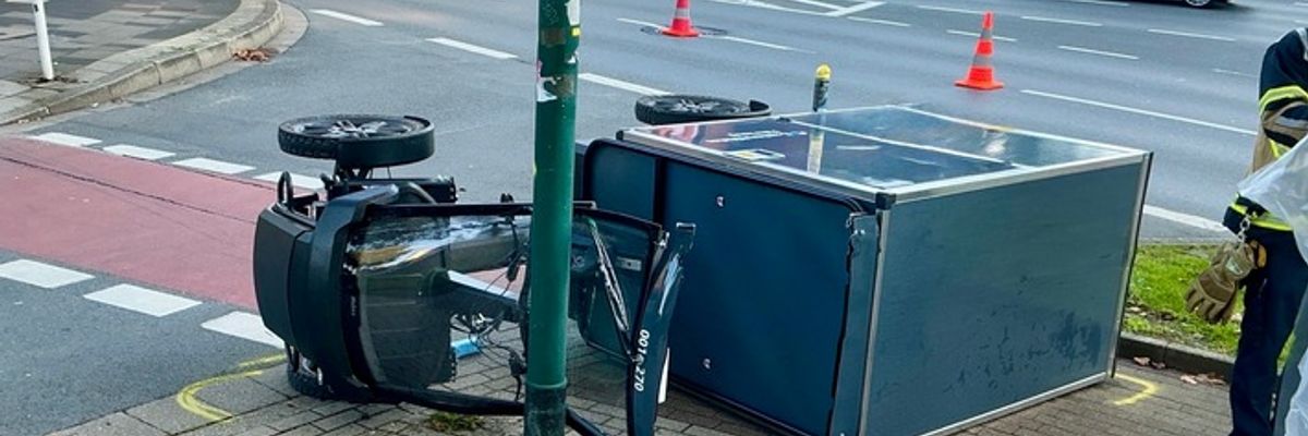 FW-E: Verkehrsunfall auf der Hindenburgstraße - Feuerwehr befreit eingeschlossenen Fahrer