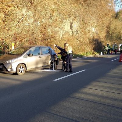 FW-EN: Mehrere Verletzte bei Verkehrsunfall - Handwerker stürzt am Abend Hang hinab