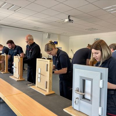 FW Weinheim: Feuerwehr Weinheim baut Kompetenz bei Türöffnungen weiter aus