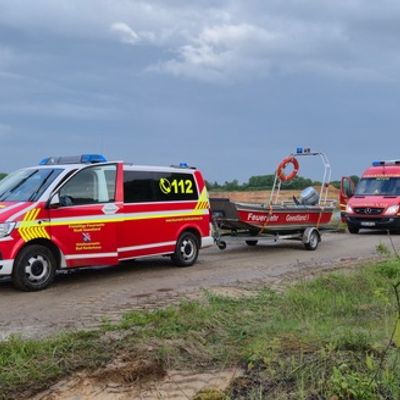 FFW Schiffdorf: Gemeinsam für den Ernstfall auf dem Wasser: Feuerwehren aus Wehden und Bad Bederkesa üben zusammen