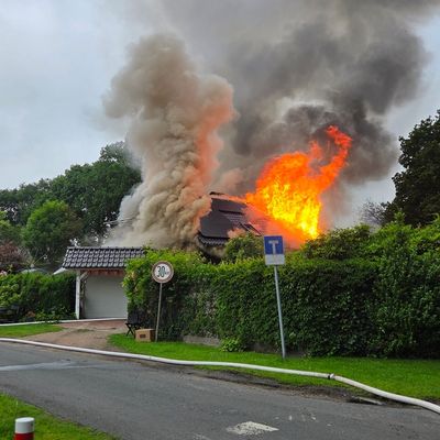 FW-ROW: Gebäudebrand in Söhlingen fordert zahlreiche Einsatzkräfte - Wohnhaus vollständig zerstört