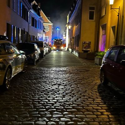 FW Speyer: Brand in ehemaliger Gaststätte in der Kutschergasse - drei Personen unverletzt gerettet.