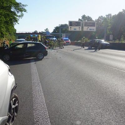 FW Ratingen: Verkehrsunfall mit mehreren Fahrzeugen und Verletzten auf der BAB 52