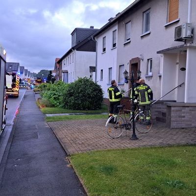 FW-WRN: Brand eines Gartenhauses drohte auf Wohnhaus überzugreifen