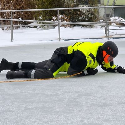 FW Celle: Feuerwehr warnt vor dem Betreten von Eisflächen - Eisretter der Feuerwehr Celle einsatzbereit - Feuerwehr übt den Ernstfall im Celler Badeland!