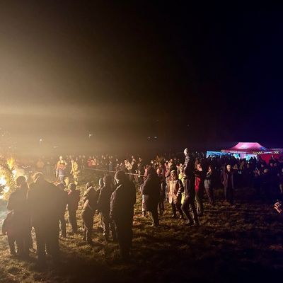 FW Weinheim: Fastnachtshaufen in Oberflockenbach häJugendfeuerwehr hält an fest