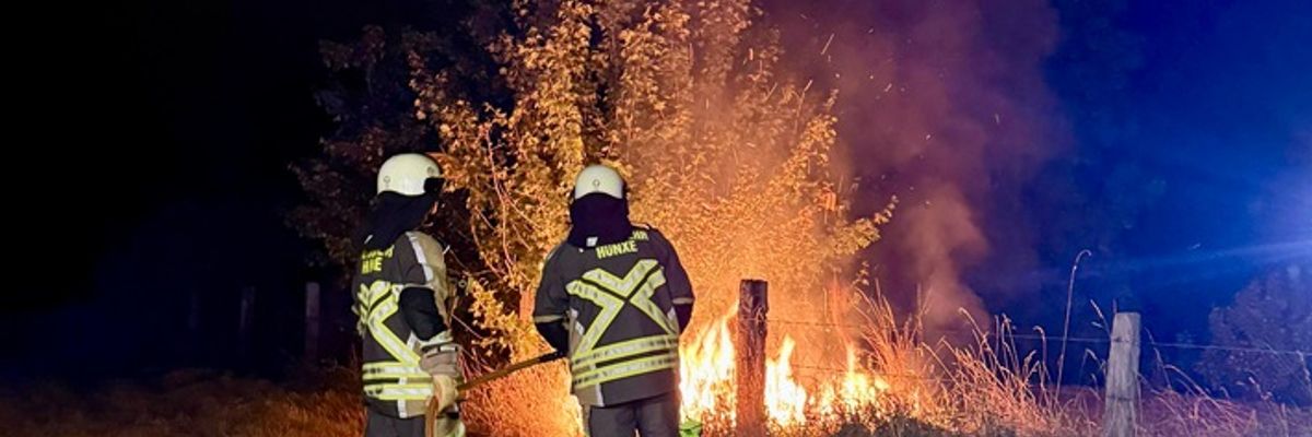 FW Hünxe: Brennende Vegetation am Wesel-Datteln-Kanal