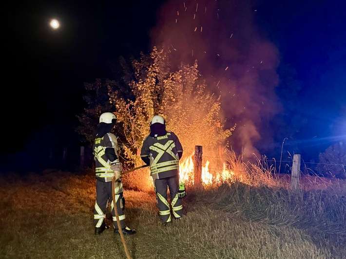 FW Hünxe: Brennende Vegetation am Wesel-Datteln-Kanal