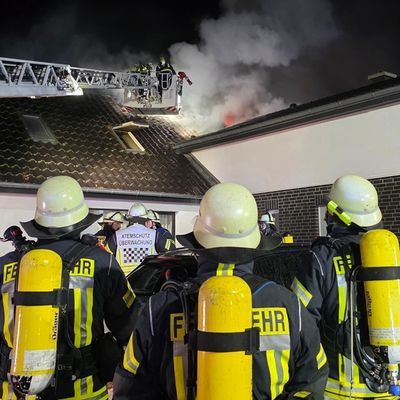 FW Celle: Dachstuhlbrand in Groß Hehlen - Einsatzende (Gesamtbericht)