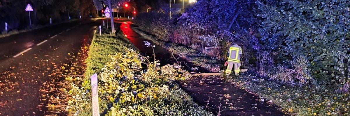 FW Grevenbroich: Stürmisches Wetter beschert Feuerwehr Grevenbroich sechs Einsätze im Stadtgebiet