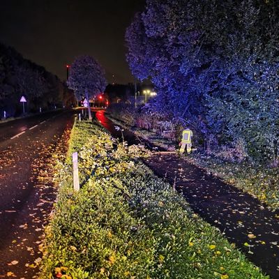 FW Grevenbroich: Stürmisches Wetter beschert Feuerwehr Grevenbroich sechs Einsätze im Stadtgebiet