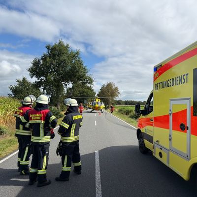 FW-AUR: Mehrere Verletzte nach Aufprall auf Landesstraße 34