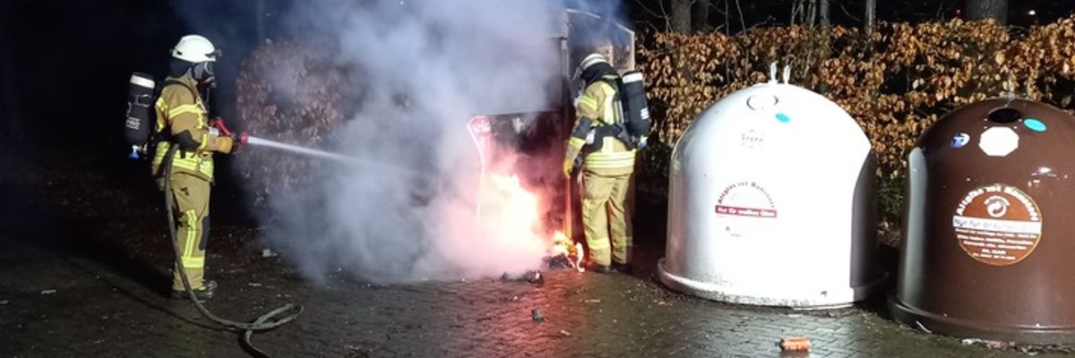 FW-OLL: Altkleidercontainer in Flammen