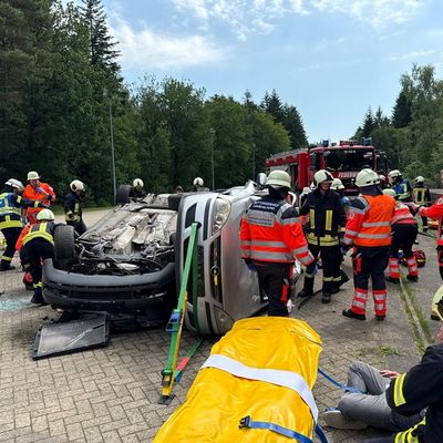 FW-AUR: Feuerwehr und Rettungsdienst trainieren komplexe Unfallszenarien