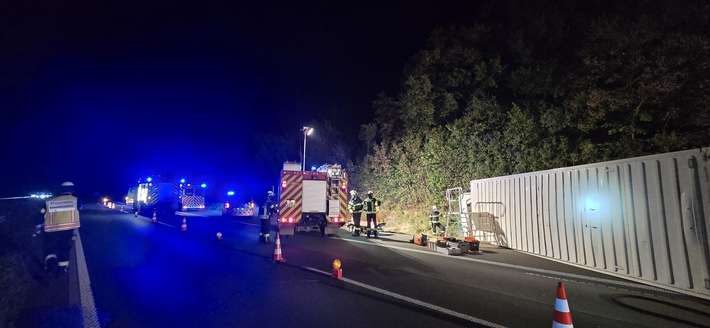 FW-WRN: LKW verunglückt auf der A1 - Fahrer schonend aus Fahrzeug befreit