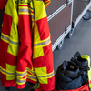 FW Geestland: Feuer in ehemaligem Gewächshauskomplex: Feuerwehr verhindert Ausbreitung auf Waldgebiet