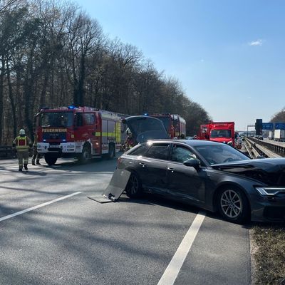 FW Lehrte: Eine verletzte Person bei Unfall auf der A2 - Rettungsgasse wieder zugeparkt