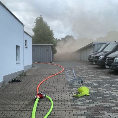 FW-MH: Brandausbreitung auf Wohngebäude und Garagen - Feuerwehr Mülheim an der Ruhr im Einsatz