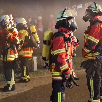 KFV-CW: Schuppenbrand fordert Feuerwehren / Benachbarte Wohnhäuser evakuiert /Zahlreiche Atemschutzträger eingesetzt