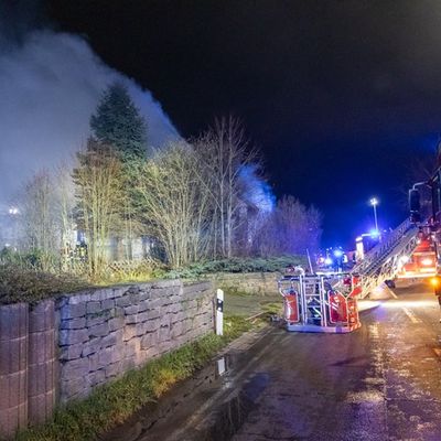 FW Porta Westfalica: 04.12.2025 - Wohnungsbrand in Eisbergen / 1 Person verstorben