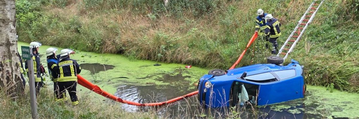 FW-ROW: PKW stürzt in den Oste-Hamme-Kanal - Fahrer bleibt unverletzt