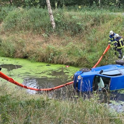 FW-ROW: PKW stürzt in den Oste-Hamme-Kanal - Fahrer bleibt unverletzt