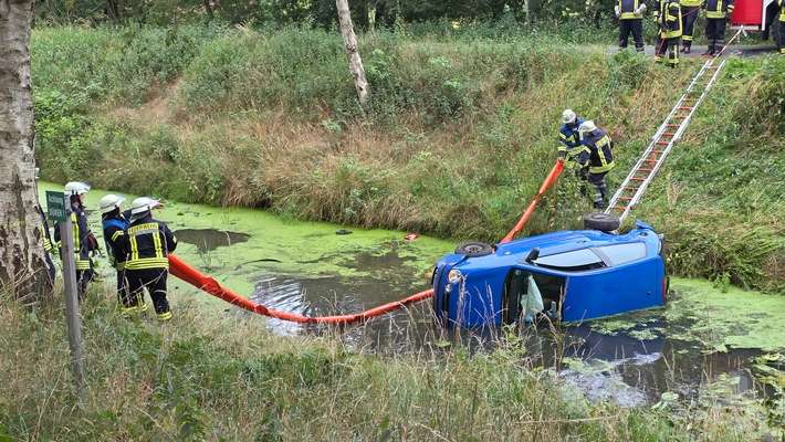 FW-ROW: PKW stürzt in den Oste-Hamme-Kanal - Fahrer bleibt unverletzt