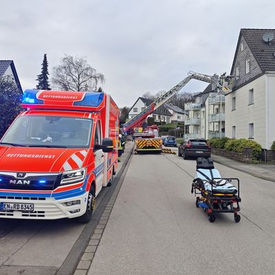FW-EN: Rettungsdienst mit Drehleiter unterstützt