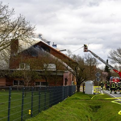 FW Porta Westfalica: 25.03.2026 - Dachstuhlbrand in Eisbergen / Bäckerei betroffen