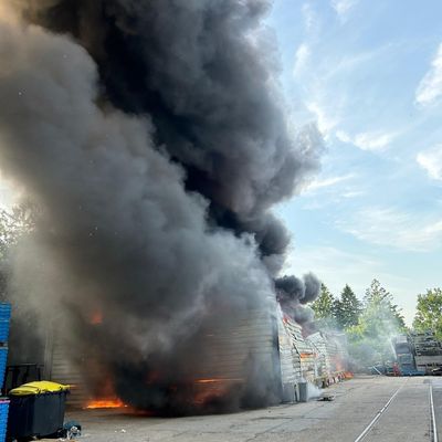 FW-Velbert: Lagerhalle brennt in voller Ausdehnung