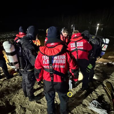 FW-OLL: Erfolgreiche Einsatzübung am Baggersee Westerholt - Eisrettung unter realistischen Bedingungen trainiert