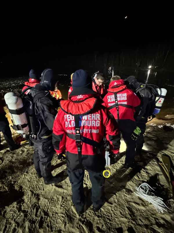 FW-OLL: Erfolgreiche Einsatzübung am Baggersee Westerholt - Eisrettung unter realistischen Bedingungen trainiert