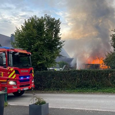 FW Dörentrup: Strohballenbrand entwickelte sich rasant zu kräftezehrendem Einsatz für die Feuerwehr