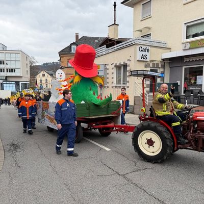 FW Weinheim: Jugendfeuerwehr Weinheim beteiligt sich mit kreativem Motivwagen am Sommertagszug