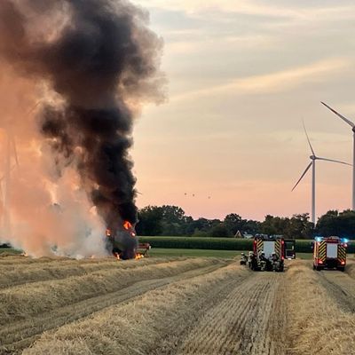 FW Bocholt: Brand eines Mähdreschers