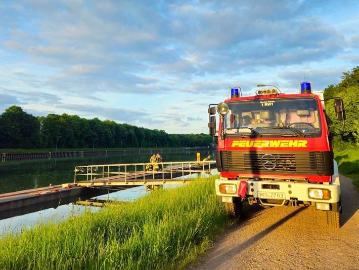 FW Hünxe: Reh im Wesel-Datteln-Kanal