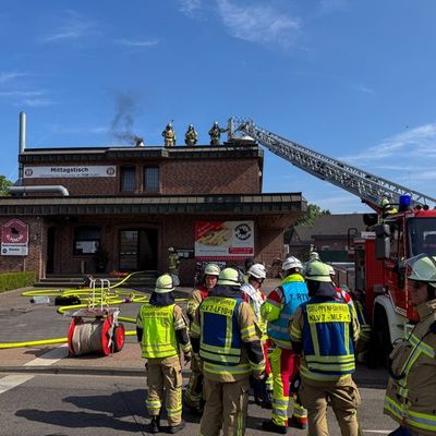 FW-KLE: Fettbrand im Kamin führt zu Großeinsatz in Klever Steakhouse
