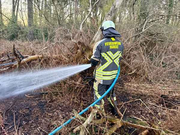 FW Hünxe: Brand in einem Waldstück