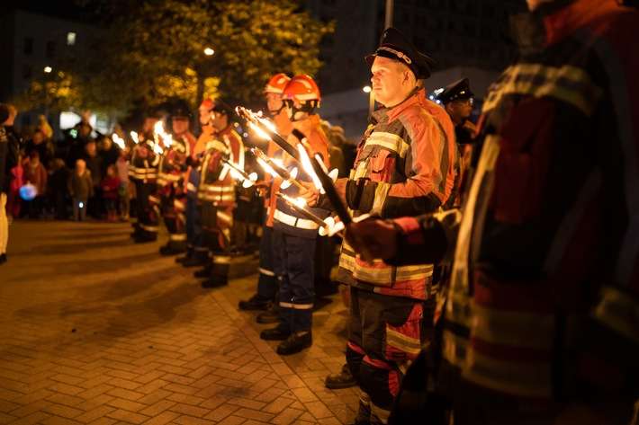 FW Norderstedt: Großer Laternenumzug in Norderstedt/Harksheide