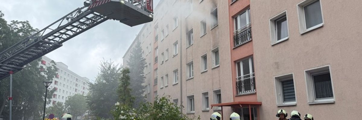 FW Dresden: Wohnungsbrand in Mehrfamilienhaus