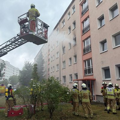 FW Dresden: Wohnungsbrand in Mehrfamilienhaus