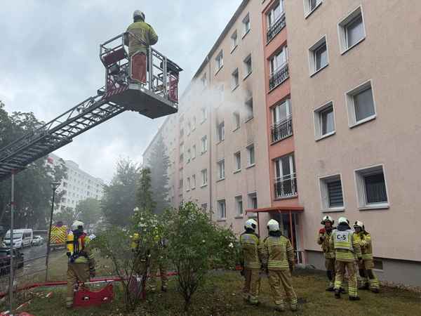 FW Dresden: Wohnungsbrand in Mehrfamilienhaus