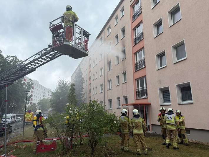 FW Dresden: Wohnungsbrand in Mehrfamilienhaus
