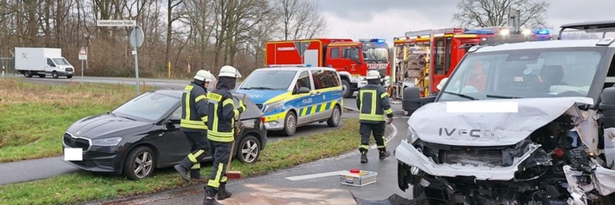 FW Sonsbeck: Auslaufende Betriebsmittel nach Verkehrsunfall