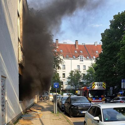 FW-M: Brandmeldeanlage detektiert Feuer in Turnhalle (Lehel)