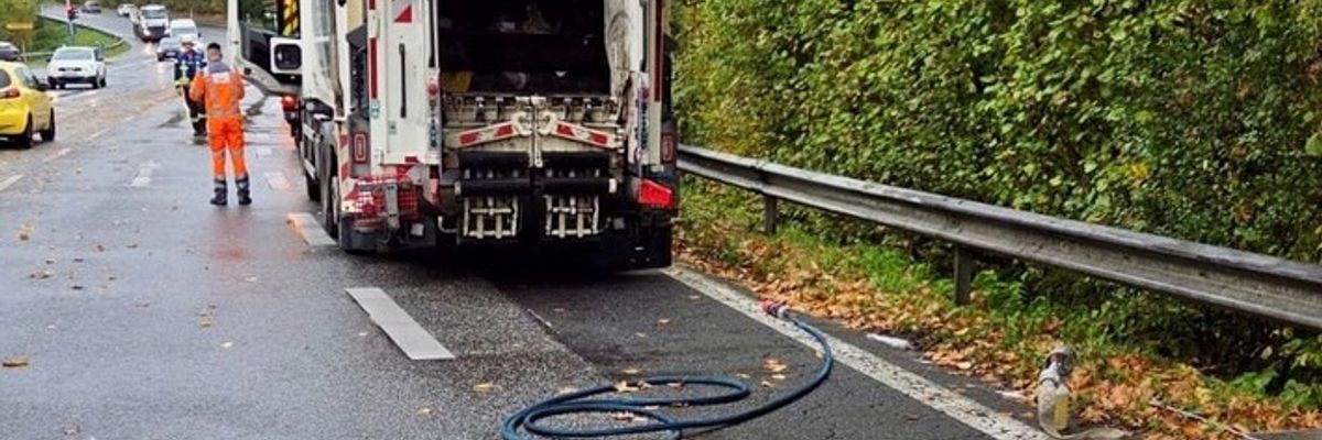 FW Königswinter: Rauchentwicklung aus Abfallsammelfahrzeug in Oberpleis.