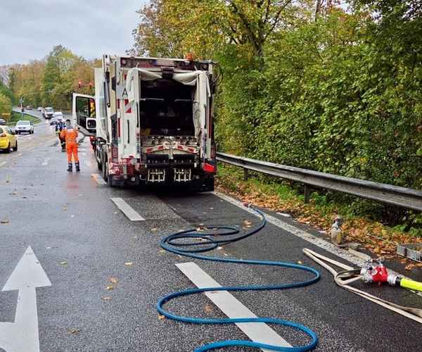 FW Königswinter: Rauchentwicklung aus Abfallsammelfahrzeug in Oberpleis.